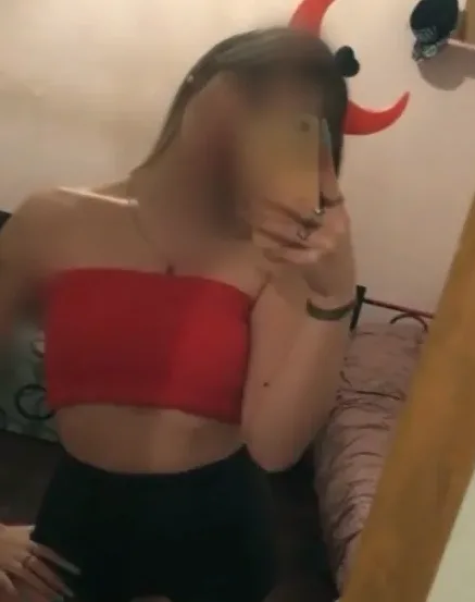 Henna, 32