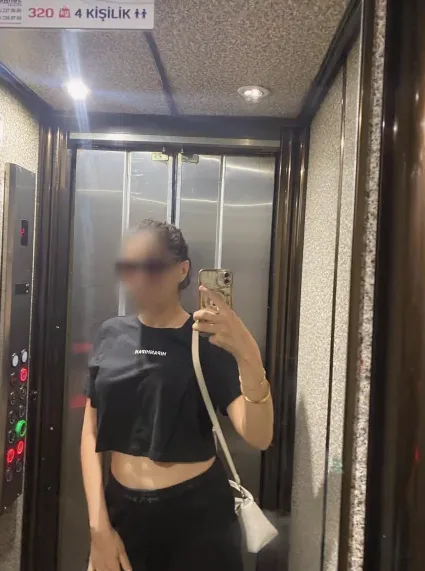 Nina, 33