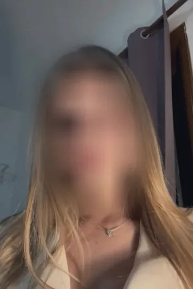 Sanni, 22